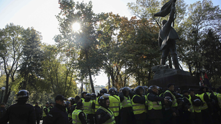 Уничтожили со второй попытки: В Киеве снесён памятник освободителю города генералу Ватутину