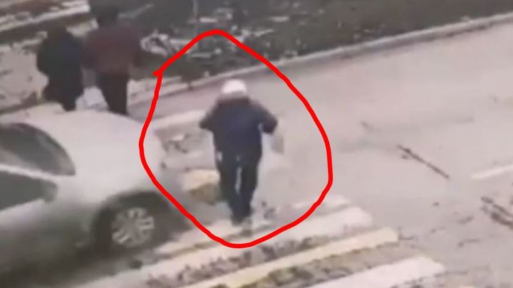 В Челябинске у пешеходного перехода рядом с парком появилась скорбная табличка