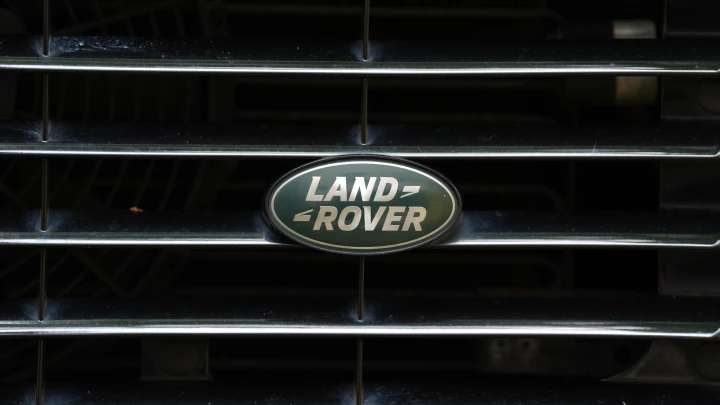 В Новосибирске владелец автомобиля Land Rover готов обменять его на Ладу