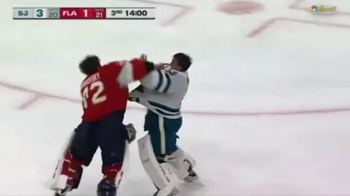 Русский вратарь Бобровский подрался в матче НХЛ впервые в карьере