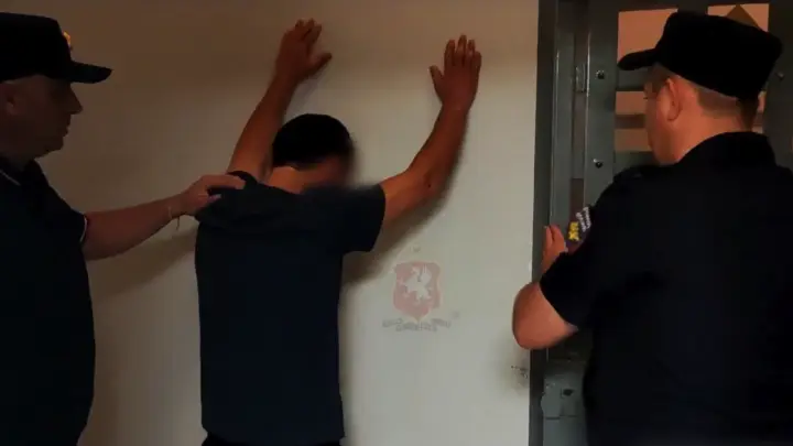 Задержанный за дебош в магазине мигрант оказался пьяным нелегалом с наркотой в кармане