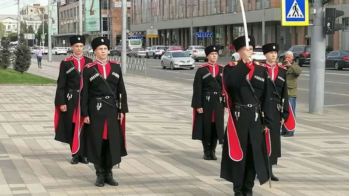 В Краснодаре у Вечного огня заступил караул казачат