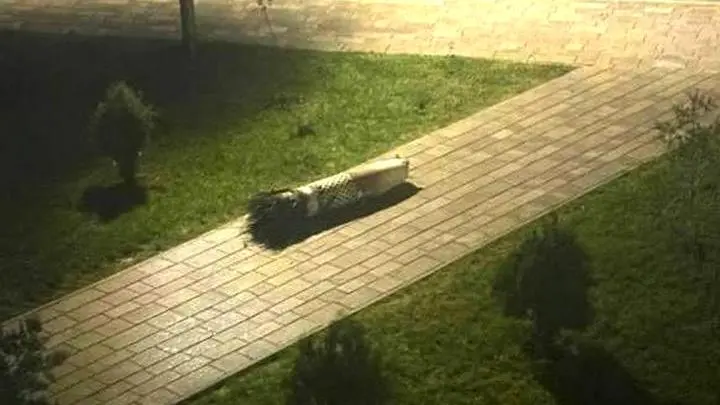 Упавшую во дворе дома ракету комплекса Patriot сняли на видео в Киеве