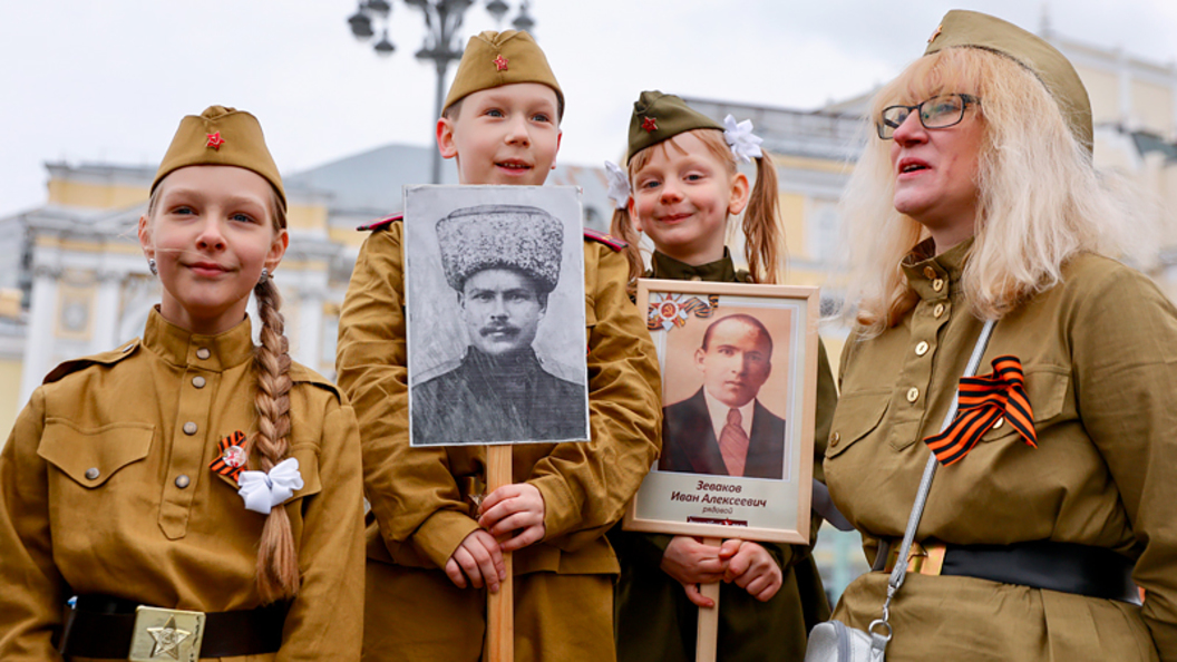 Почему победа. Дети в военной форме либералы. Корёжит от дня Победы. Парад Победы фотограф.