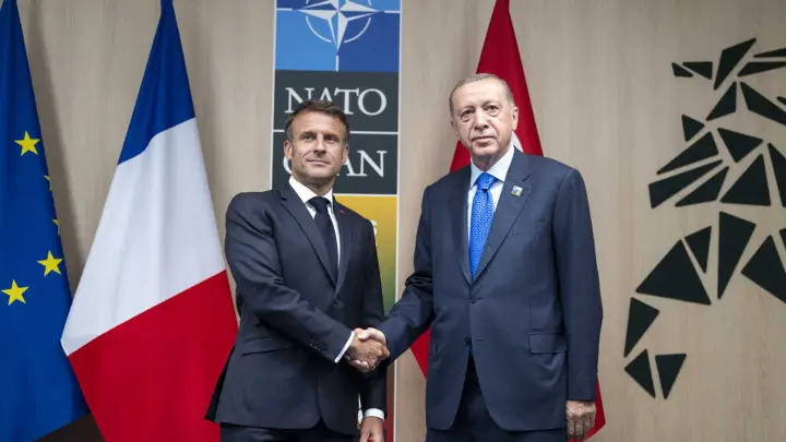 Эрдоган унизил, Макрон стерпел: Стыдный момент на саммите НАТО попал на фото