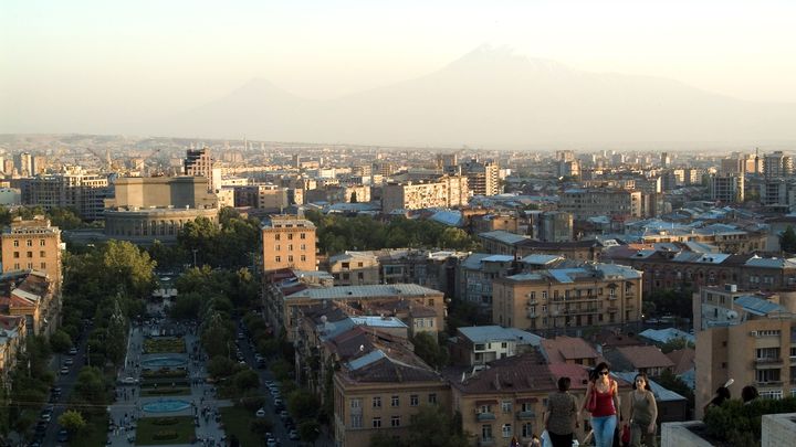 Никаких претензий ни к кому. Блогер Шарлот сжёг русский паспорт, а потом вдруг захотел обратно