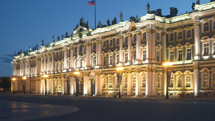 Гигантский монстр у Зимнего дворца простоял два месяца. Эрмитаж пресёк всякие претензии