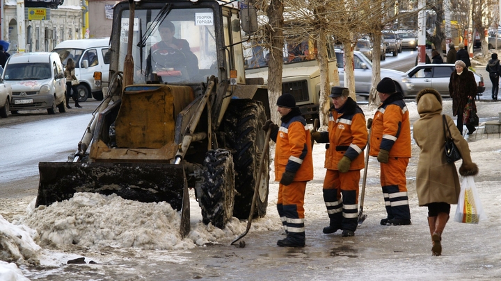 В Бердске рабочие рисовали зебру на обледенелой дороге
