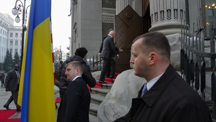 Они что-то знают: Лавров объяснил бегство западных дипломатов из Киева