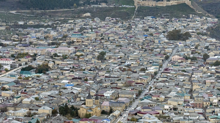 Люстры качались, асфальт трескался: Землетрясение на Каспии почувствовали все - от Дербента до Баку