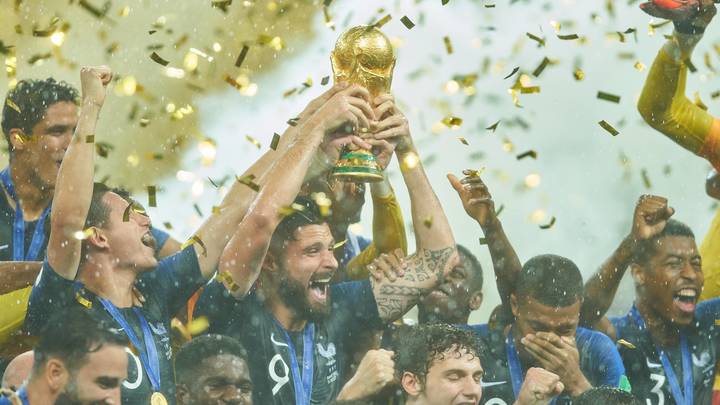 Неудержимая радость: Футболисты сборной Франции превратили пресс-конференцию тренера в балаган