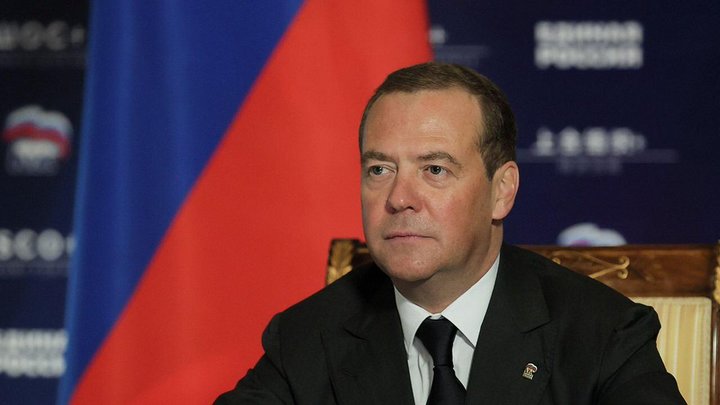 Медведев ушёл из правительства и начал обещать деньги
