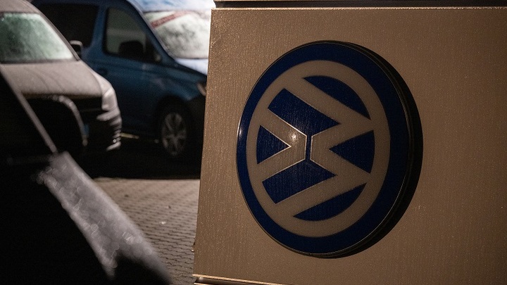 Приклеившихся к полу завода Volkswagen активистов засмеяли. Те униженно попросили о пощаде