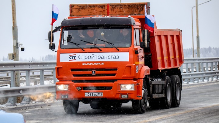 В Тюмени КамАЗ с мертвым водителем врезался в забор дома