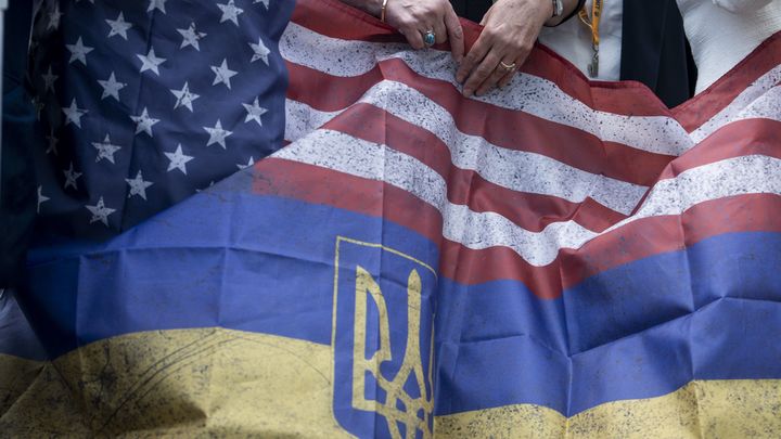 Поддержка Украины обернулась двойным конфузом в США. Хватило двух фактов