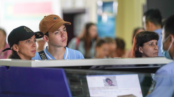 Кончаются деньги даже на еду: На границе с Китаем застряли 300 русских туристов