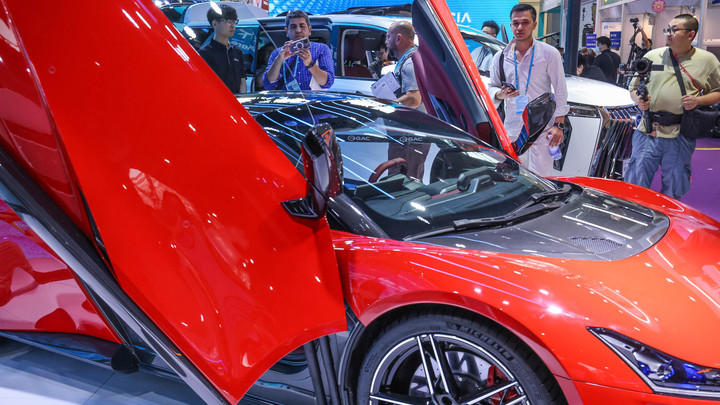 В гараже главного борца с коррупцией в Свердловской области нашли Porsche и Ferrari