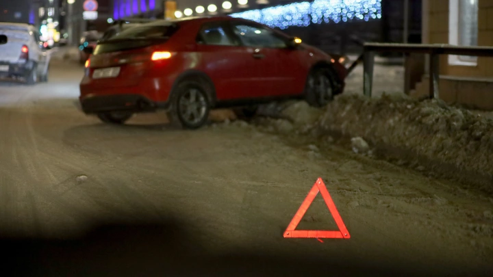 Массовое ДТП в Нижнем Новгороде: Водитель BMW врезался в здание Театрального училища