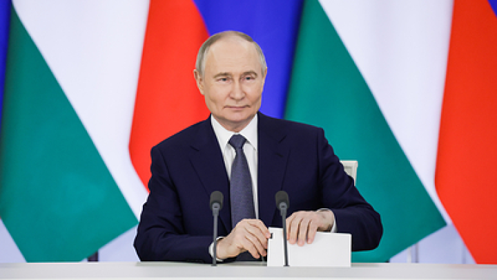 Путин в шутку призвал не слушать Пескова про время разговора с Трампом