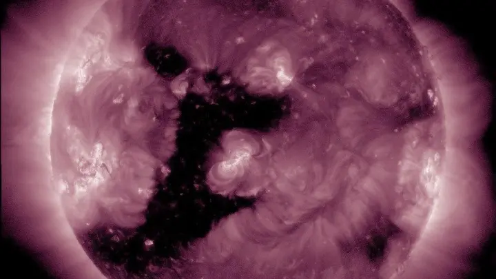 На Солнце появилась новая корональная дыра в виде перевёрнутой единицы