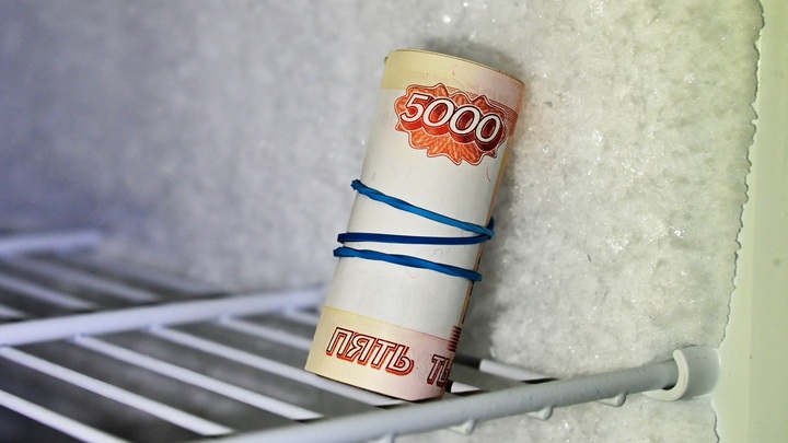 Убийственная девальвация: Рубль рухнул - чиновники смеются