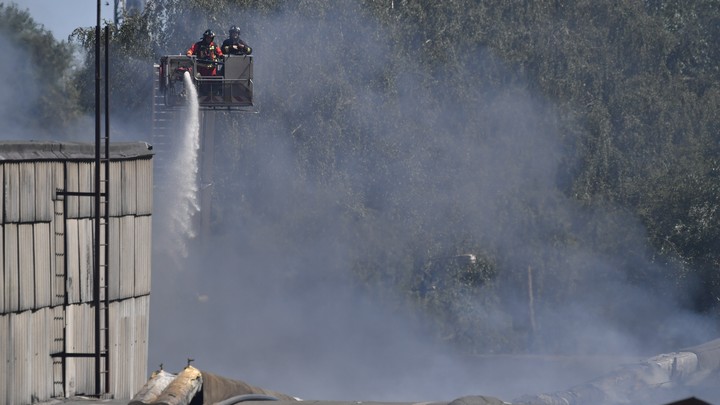 Вспыхнул концертный зал в Сочи: Огонь охватил кровлю, с ним борются пожарные