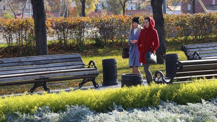 В центре Челябинске пенсионерка упала в неогороженный приямок цокольного этажа и получила переломы