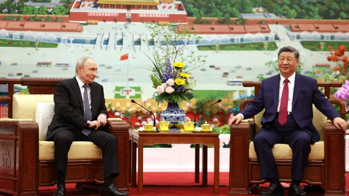 Как интересно. В 16:37 сравнили визиты Трампа и Путина в Китай. Си отыграл безупречно