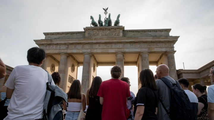 Тревожные чемоданчики, отпуска и шоппинг: Немцы поверили в грядущую войну – СМИ