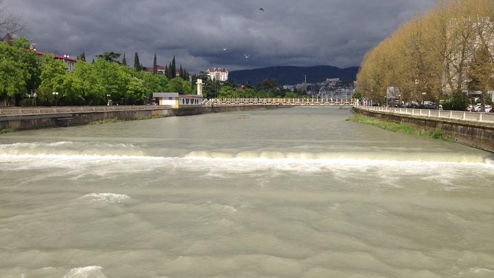 В центре Сочи в реке нашли труп мужчины