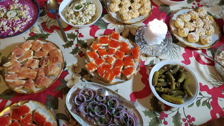 Врач перечислил продукты с новогоднего стола, вызывающие рак
