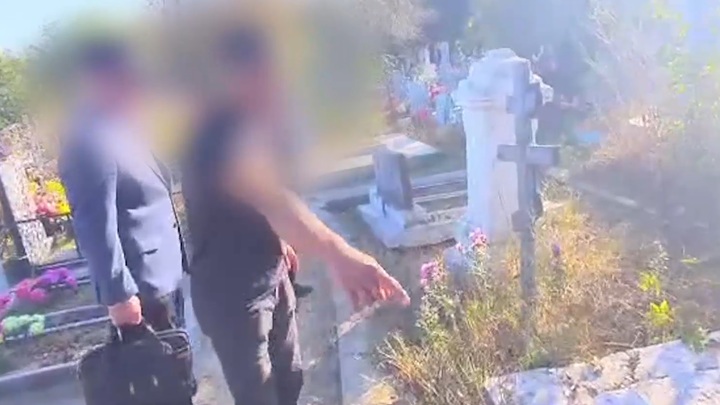 В Новороссийске мигрант из Армении воровал оградки и скамейки с кладбищ