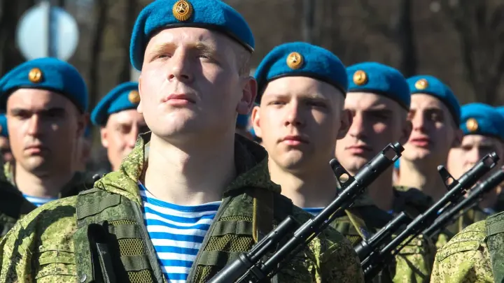 Правнучка Тани Савичевой замерла на Дворцовой: Что увидела семья блокадной девочки на первом в жизни параде