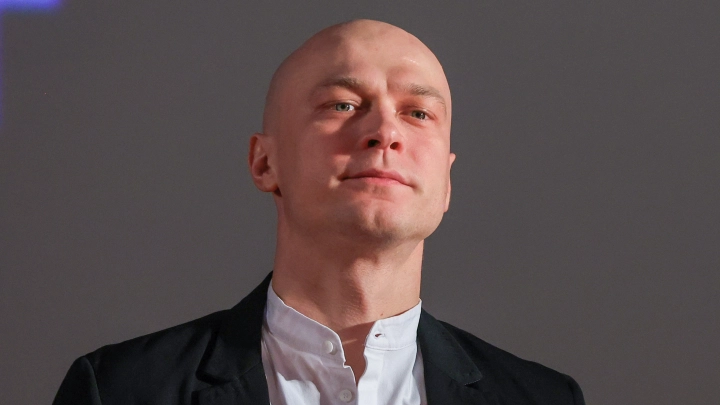Юра Борисов покоряет Голливуд: русский актёр сыграет главную роль в романтической драме Деннис