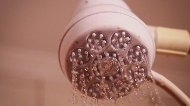 Врач объяснил, кому опасно принимать холодный душ