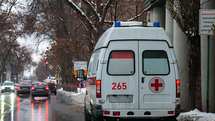 В Приморье 12-летние школьницы попали в больницу после отравления алкоголем