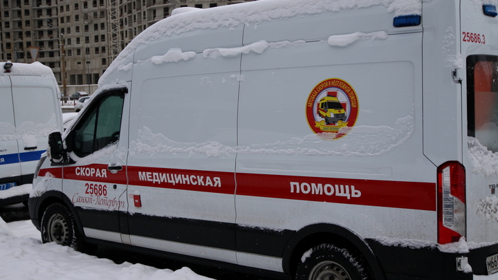 В Екатеринбурге прохожие нашли истекающего кровью на снегу мужчину в форме охранника