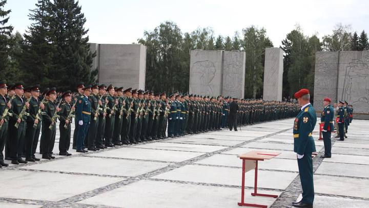 В Новосибирске курсанты НВИ принесли присягу на Монументе Славы