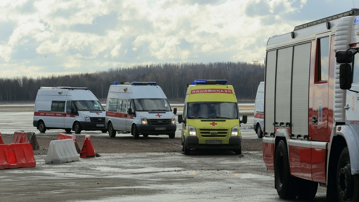 В Екатеринбургском аэропорту задержан вылет рейса в Казахстан. К самолёту приехали скорые