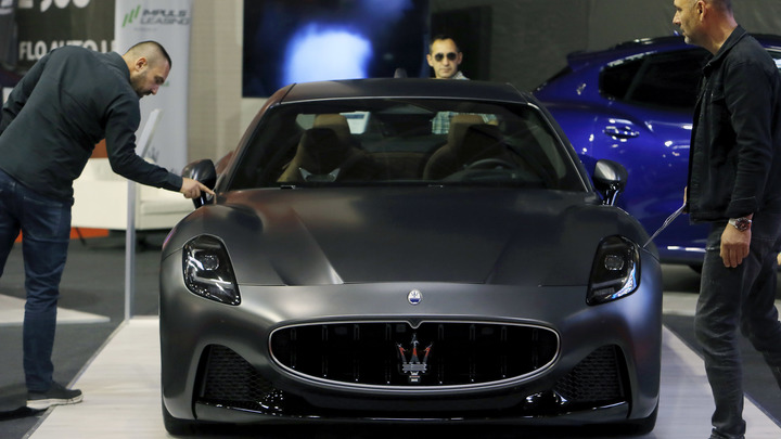 В ТРЦ Екатеринбурга владелица Maserati снесла стену во время парковки