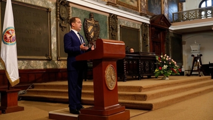 Как тебе такое, Илон Маск? Демократия Twitter споткнулась на Медведеве