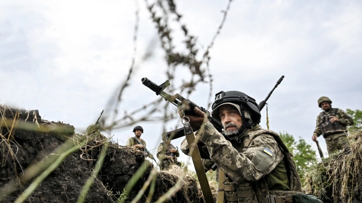 Зеленский пообещал 18-летним украинцам выгодные контракты в ВСУ