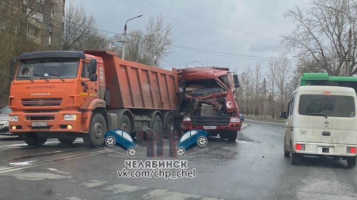 Два грузовика столкнулись на оживлённой улице в Челябинске