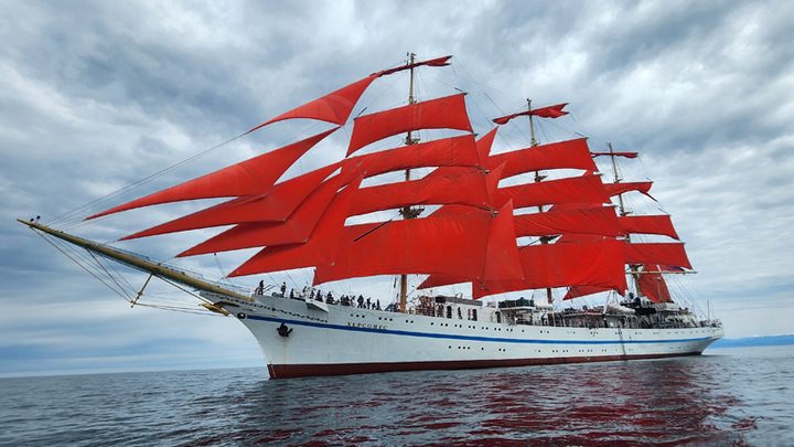 В морпорт Сочи впервые в 2023 году зашёл парусник Херсонес с моряками-курсантами