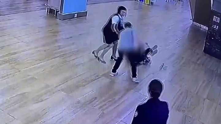 Пенсионер из Игарки набросился на женщину с ножом в аэропорту Красноярска – видео с нападением
