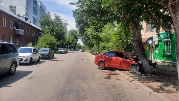 Ребенок и двое взрослых пострадали в Самаре после столкновения с деревом в результате ДТП