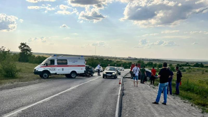 На трассе в Ростовской области произошла серьёзная авария. Есть жертвы и пострадавший