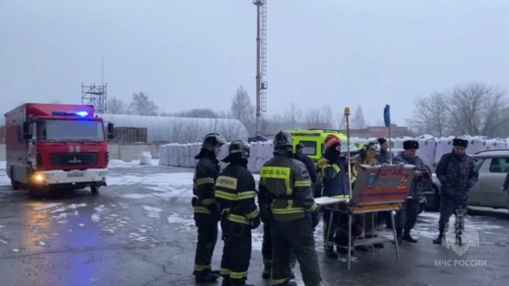 К горящему складу в Подмосковье направили лабораторию для проверки воздуха