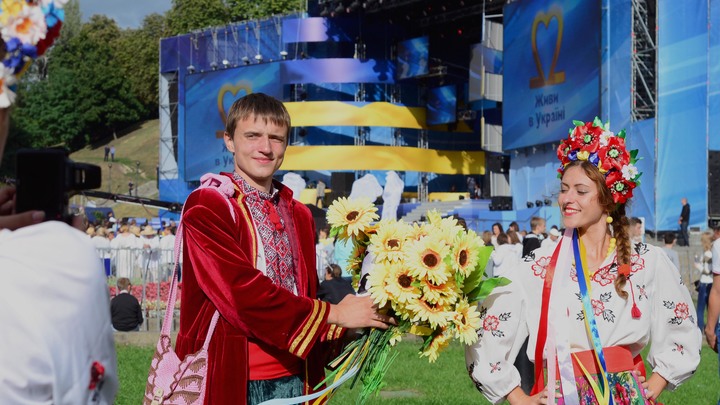 «А шаровары будут?»: Юных украинских футболистов нарядили в вышиванки