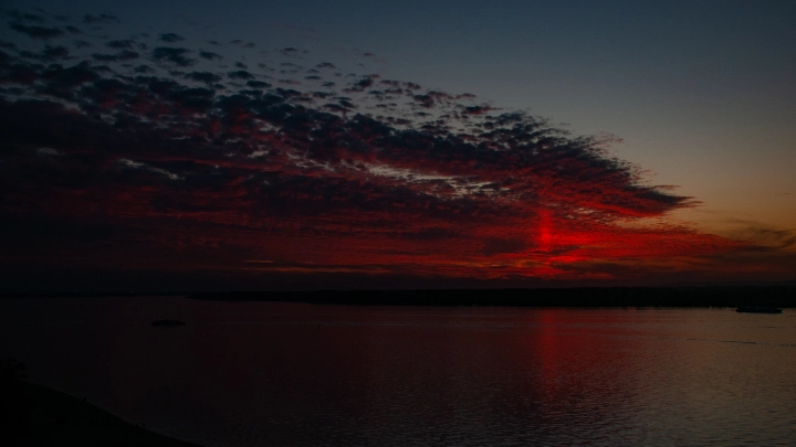 Над Москвой заметили редкие дьявольские облака